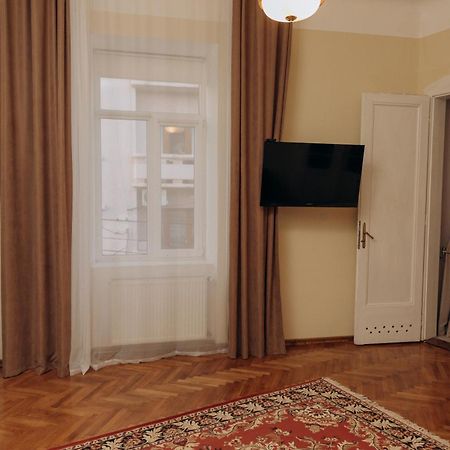 Простора 2-Кімн Квартира В Центрі Чернівців На Турецькій 18 Завжди Зі Світлом Ngoại thất bức ảnh